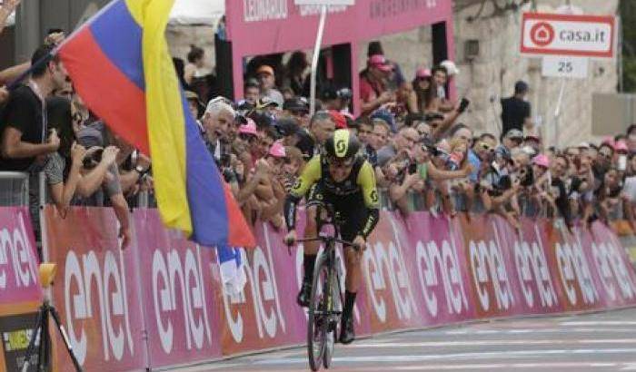 Giro d'Italia: Chaves trionfa sotto l'Etna, Yates è la nuova magliarosa