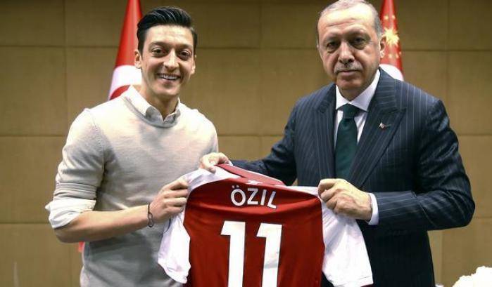 Özil e Gündogan fanno propaganda per Erdogan e in Germania è polemica