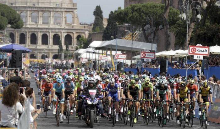 Troppe buche: la tappa finale del Giro d'Italia neutralizzata