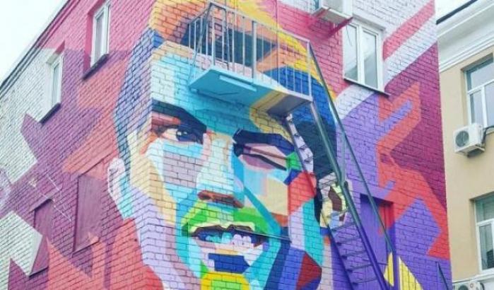 Kazan, modificato il murales di Cristiano Ronaldo di fronte all'albergo di Messi