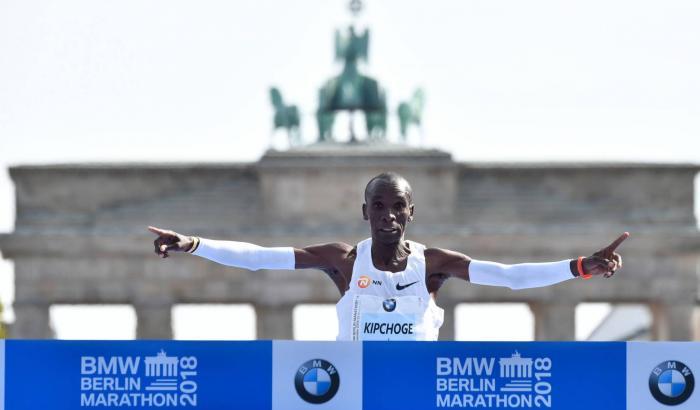 L'impresa di Kipchoge: nuovo record mondiale nella maratona
