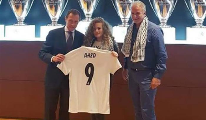Il Real Madrid ospita la pasionaria palestinese Ahed Tamimi: Israele si infuria