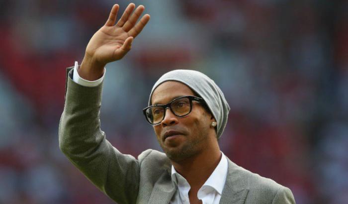 Ronaldinho a fianco di Bolsonaro il razzista: il Barça gli toglie lo status di ambasciatore