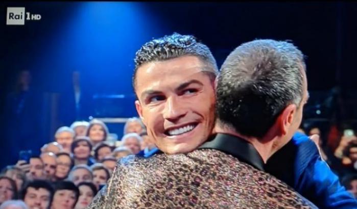 Ronaldo in platea a Sanremo: gag con l'interista Amadeus