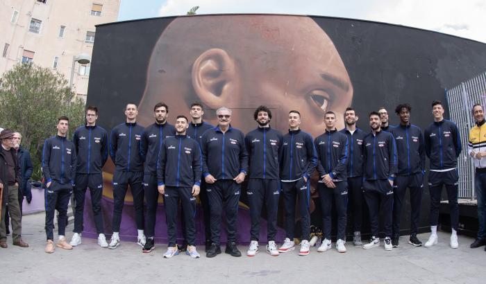 Basket, la nazionale italiana in visita al campetto di Napoli dedicato a Kobe Bryant
