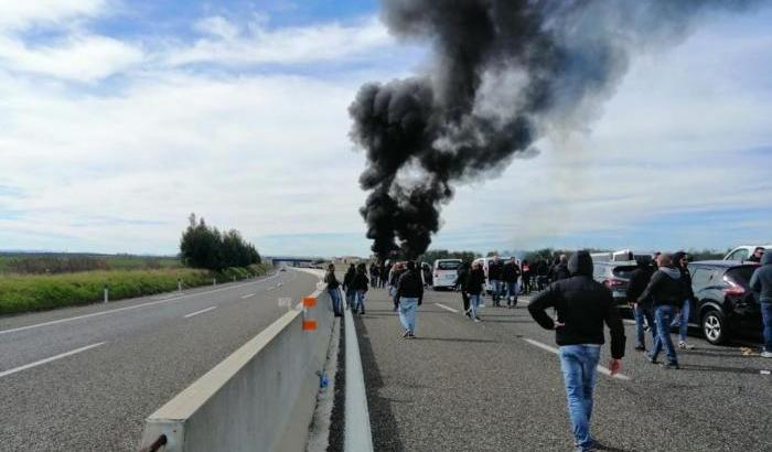 Agguato degli ultras del Bari: dato alle fiamme un pullman dei tifosi di Lecce