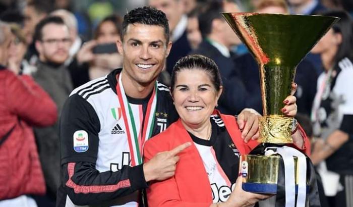 La mamma di Cristiano Ronaldo ricoverata d'urgenza per un ictus