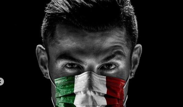Ronaldo contro il Covid-19 indossa la mascherina dell'Italia: "Restiamo uniti"