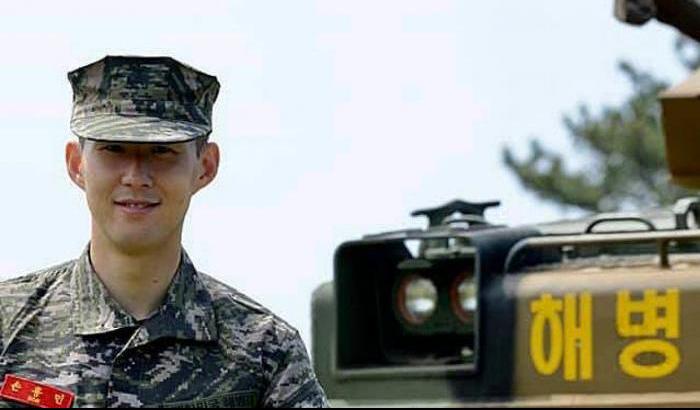 Son ha finito l'addestramento militare in Corea del Sud: i Marines gli consegnano il premio