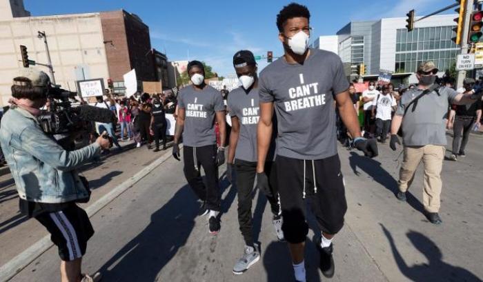 I giocatori dei Bucks partecipano alla marcia di 'Black Lives Matter'.  In testa Antetokounmpo