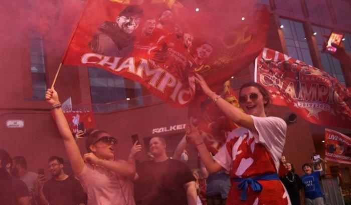 Liverpool campione d’Inghilterra, la città festeggia senza distanziamento sociale