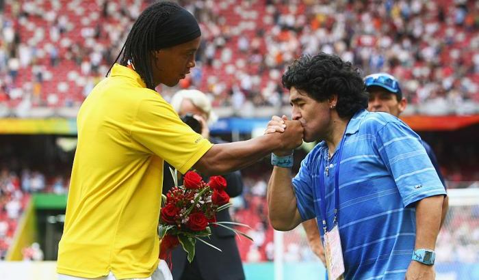 Maradona ha un sogno: portare Ronaldinho nel suo Gimnasia