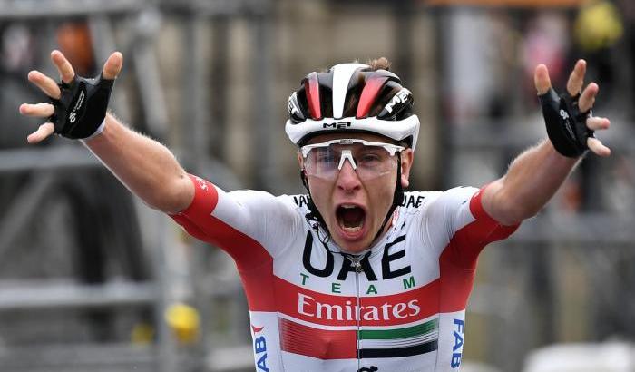 Tour de France, vince Pogacar in volata su Hirschi e Roglic