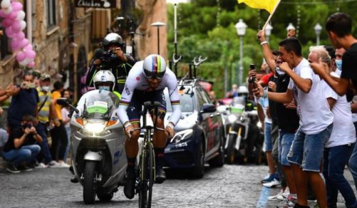 Giro d’Italia, il neocampione del mondo Ganna è la prima maglia rosa