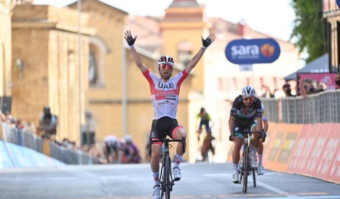 Giro d'Italia, Ulissi vince la seconda tappa. Ganna sempre in rosa