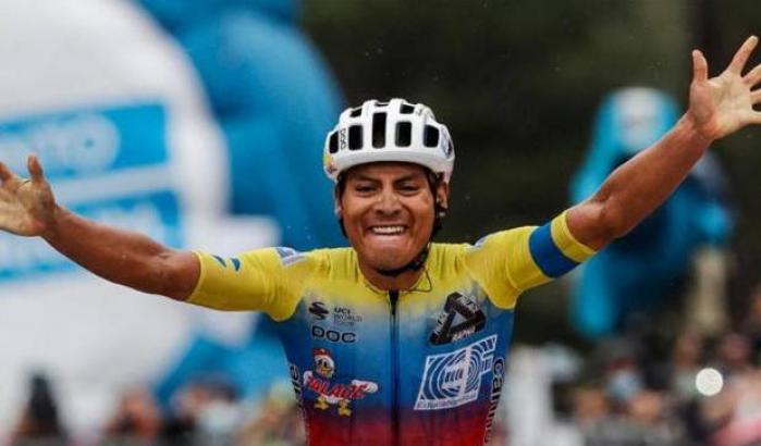 Giro d’Italia, Caicedo vince la tappa sull’Etna. Maglia rosa a Almeida