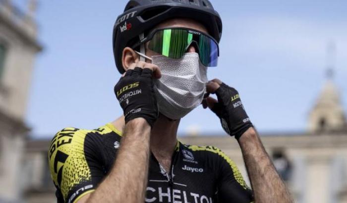 Il ciclista Simon Yates ha il Covid-19: costretto ad abbandonare il Giro d’Italia