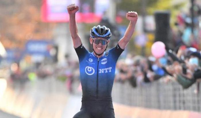 O’Connor vince la 17esima tappa del Giro d’Italia a Madonna di Campiglio. La maglia rosa resta a Almeida