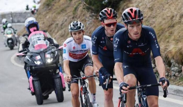 Giro d’Italia, Hindley vince la scalata ai Laghi di Cancano. Kelderman nuova maglia rosa
