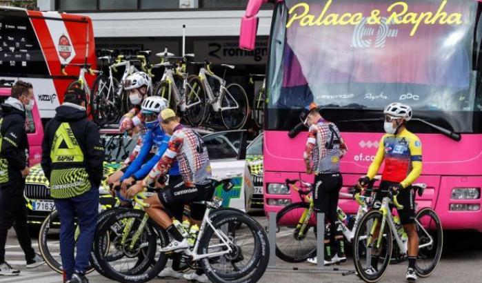 La protesta accorcia la 19esima tappa del Giro d’Italia. Cerny primo ma la maglia rosa a Kelderman