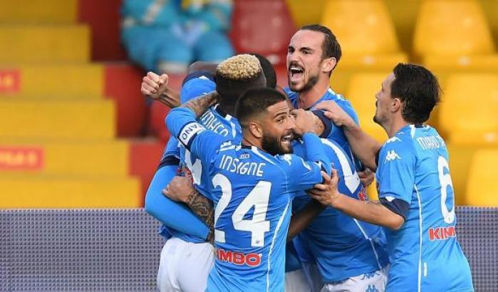 Il Napoli rimonta sul Benevento e vince il derby campano. Pari tra Parma e Spezia