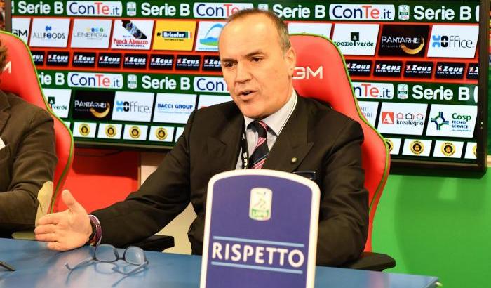 Serie B, protesta negli stadi contro i provvedimenti del governo: "Non lasciate morire il calcio"