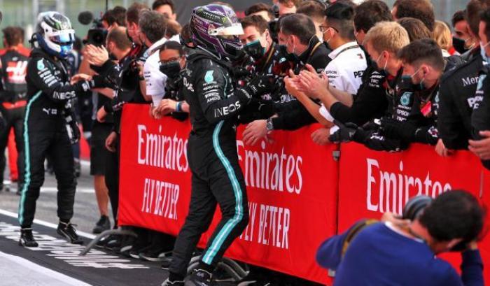 Hamilton primo a Imola. Mercedes campione del mondo Costruttori per la settima volta consecutiva