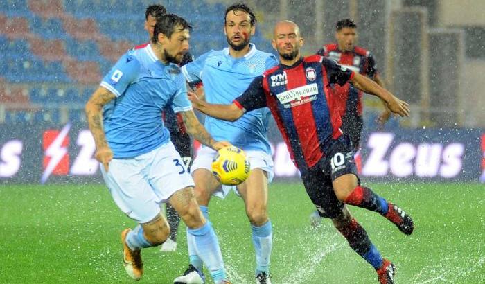 Nel diluvio Crotone-Lazio termina 0-2