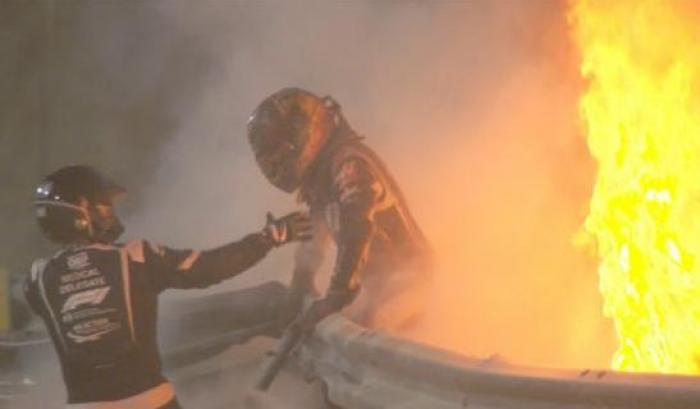 Spaventoso incidente per Grosjean: auto in fiamme e divisa in due