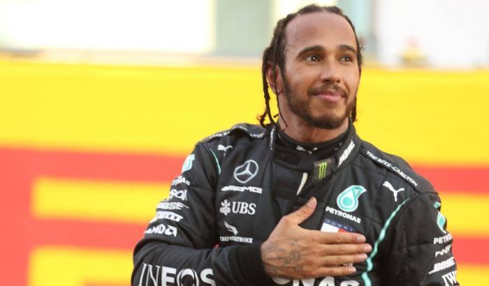 Il campione del mondo Lewis Hamilton positivo al Coronavirus