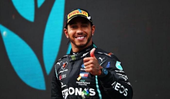 Lewis Hamilton rinnova fino al 2022 con la Mercedes: arriva l'annuncio