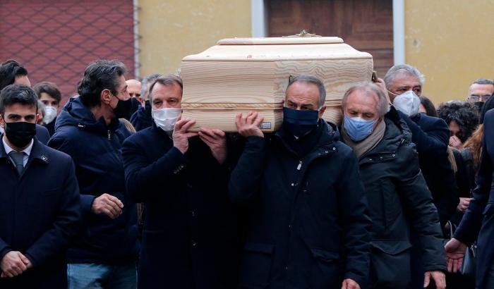 Oggi i funerali di Paolo Rossi: i compagni di Nazionale dell'82 portano la bara