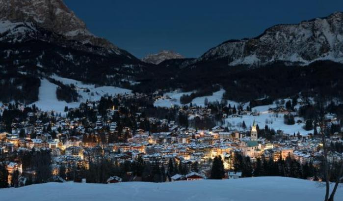 Cortina si prepara ai Mondiali di sci 2021 colorandosi a festa