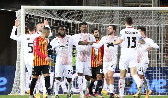 Il Milan in 10 non molla la vetta: Kessie e Leao firmano il 2-0 a Benevento