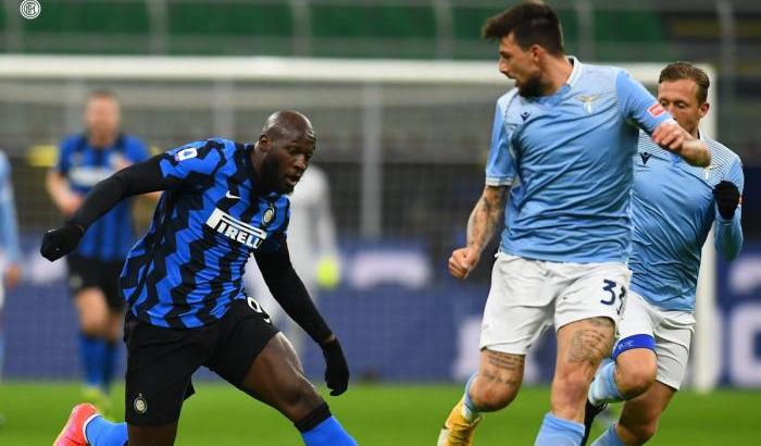 Inter-Lazio 3-1: i nerazzurri volano solitari in vetta e schiantano la Lazio con un Super Lukaku