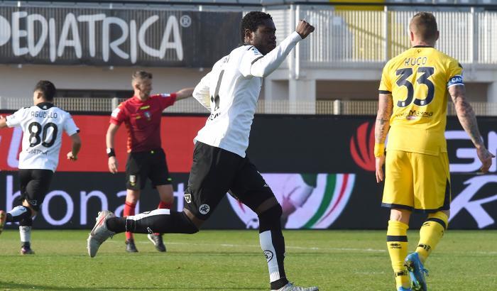 Il Parma non sa più vincere, lo Spezia recupera da un doppio svantaggio: al Picco finisce 2-2