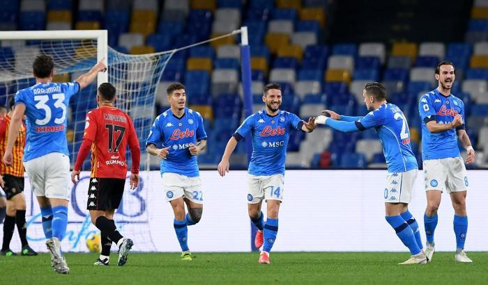 Il Napoli vince il derby campano 2-0 grazie alle reti di Mertens e Politano