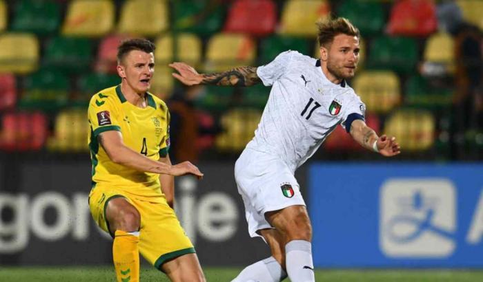 Terzo 2-0 consecutivo per l'Italia: Lituania battuta grazie a Sensi e Immobile