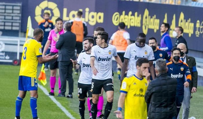 Caso di razzismo nella Liga spagnola: il Valencia esce dal campo per gli insulti al suo giocatore Diakhaby