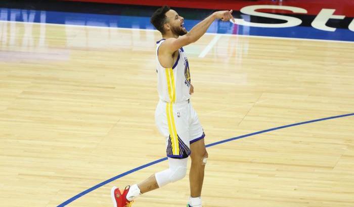 Curry trascina i Warrior: 49 punti contro Philadelphia