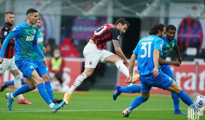 Il Sassuolo espugna San Siro vincendo 2-1. Brusca frenata per il Milan, che ora deve guardarsi alle spalle