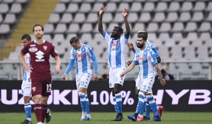 2-0 del Napoli al "Grande Torino" nel primo posticipo del lunedì: la lotta Champions entra nel vivo