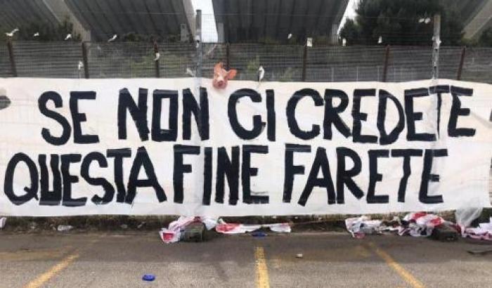 Minacce di morte ai giocatori del Bari: striscione e testa di maiale di fronte allo stadio