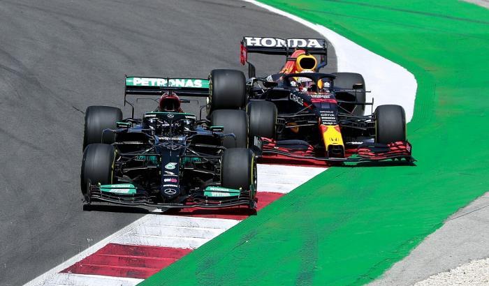Hamilton e la Mercedes dominano a Portimao, secondo Verstappen. Male le Ferrari