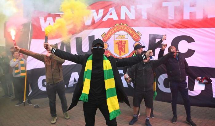 I tifosi dello United invadono Old Trafford e chiedono l’azionariato popolare