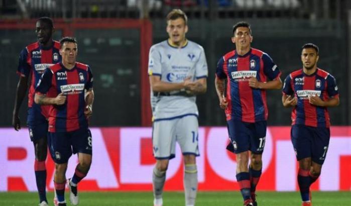 Il Crotone retrocesso si consola con la vittoria per 2-1 contro il Verona
