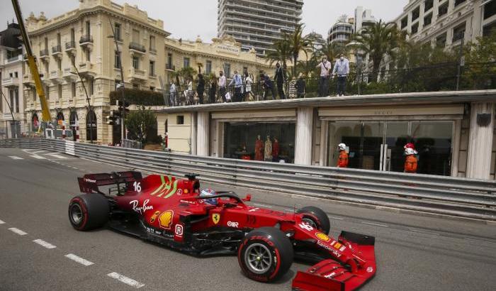 Impresa Leclerc a Montecarlo: la Ferrari conquista la pole position