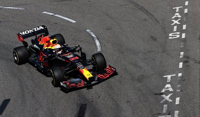 A Montecarlo trionfa Verstappen, Sainz è secondo. Delusione per Leclerc che non parte neanche