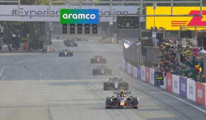 L'incidente di Verstappen regala la vittoria a Perez, delusione per Leclerc (4°). Hamilton fuori nel finale