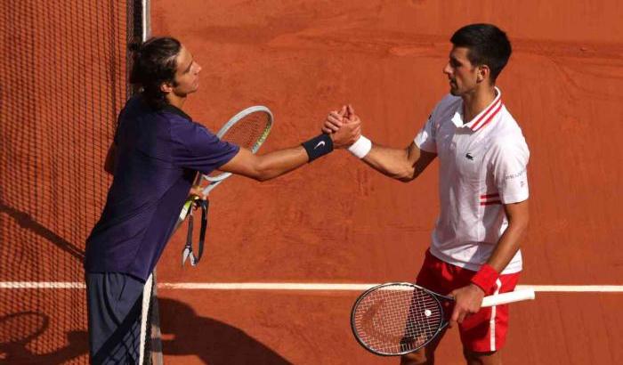 Musetti sfiora l'impresa contro Djokovic, poi crolla ed è costretto a ritirarsi dal Roland Garros